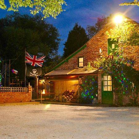 Squirrel Barn Milwich Exterior foto