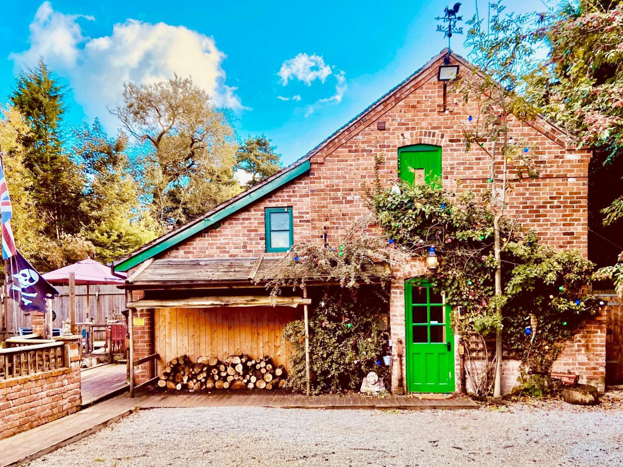 Squirrel Barn Milwich Exterior foto