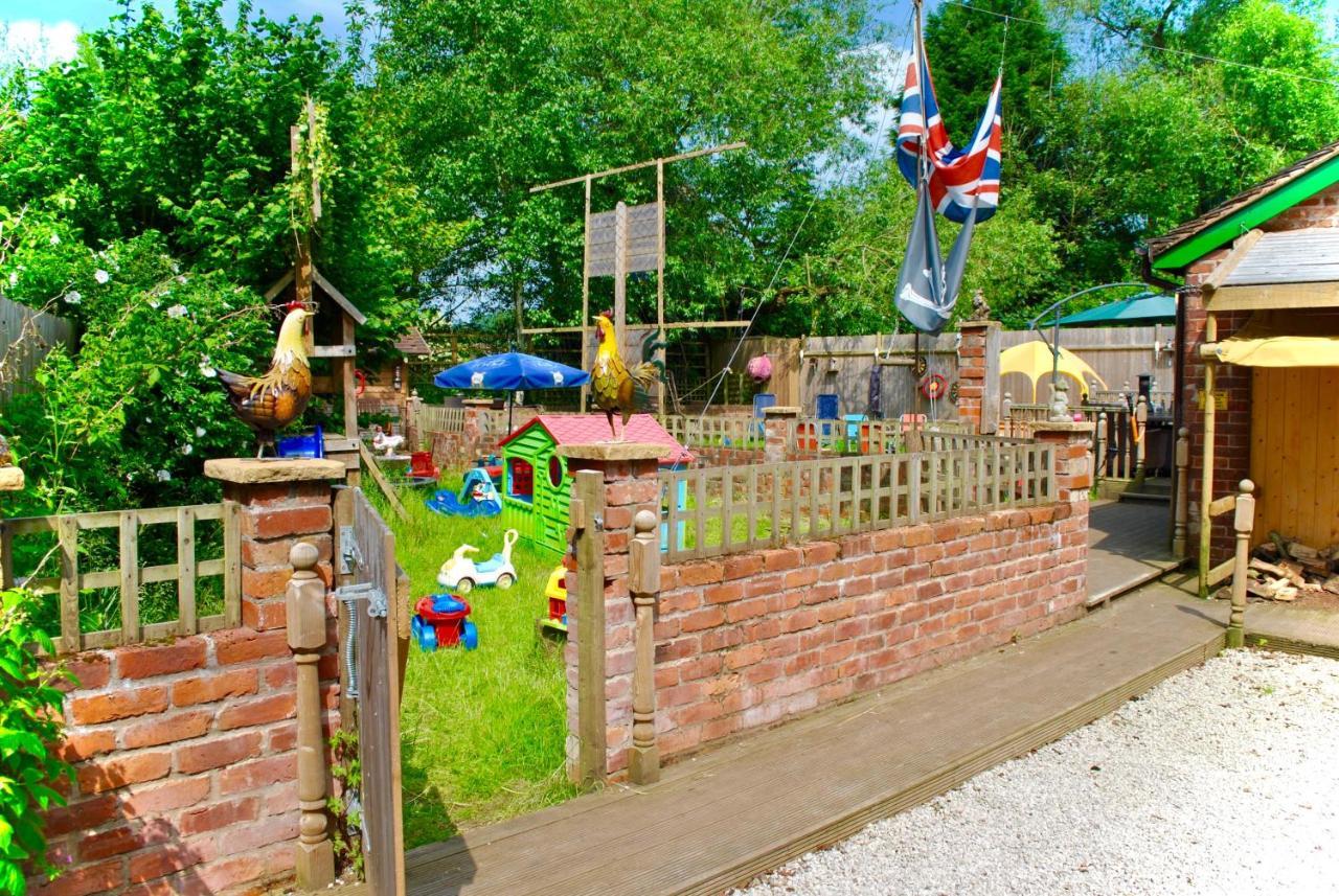 Squirrel Barn Milwich Exterior foto