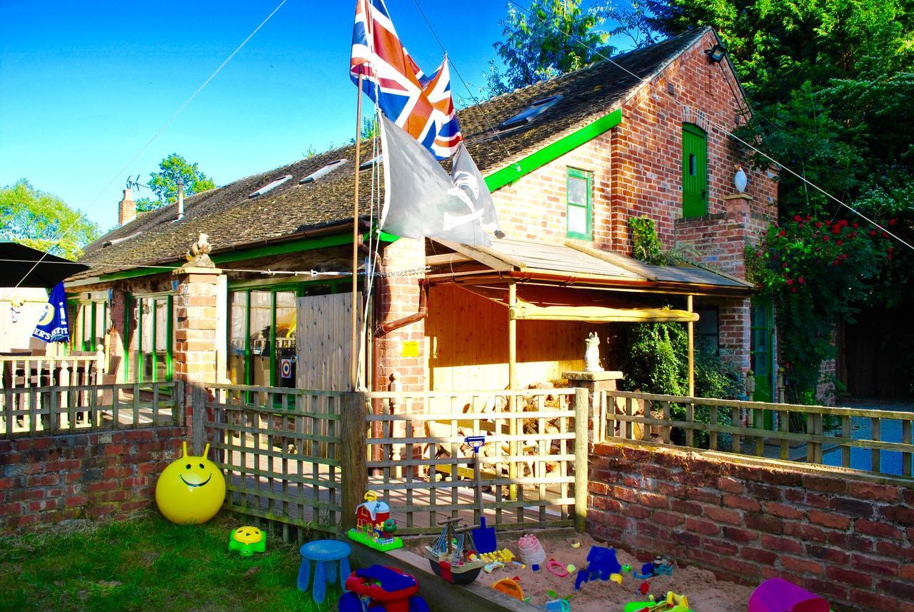 Squirrel Barn Milwich Exterior foto